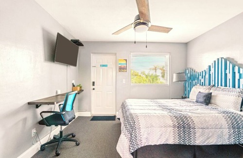 Treasure Island Hotel | 🩴BBR #9, Steps to the Beach, Heated Pool w/Kitchenette & King Bed!