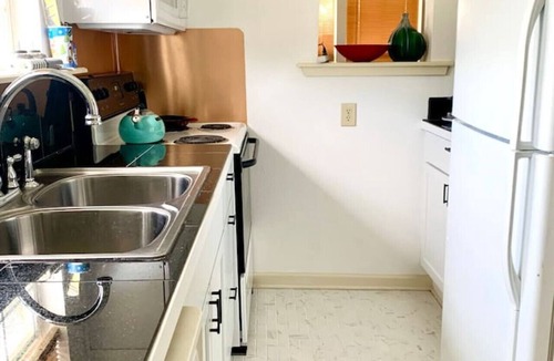 Gulfport Cottage | Beach access 2 br 1 bath Cottage