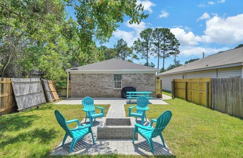 Navarre House | Beach Bungalow: TVs & Grill, Only 1 Mile to Sand