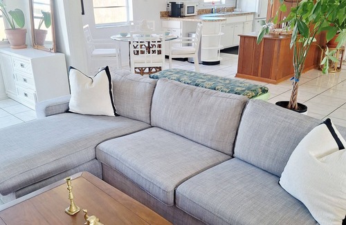 Sebastian Highlands House | ☆☀︎❀ Beach Cottage! King Bed, Fenced Yard, 6 miles to Beach!