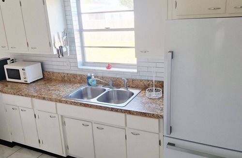 Sebastian Highlands House | ☆☀︎❀ Beach Cottage! King Bed, Fenced Yard, 6 miles to Beach!