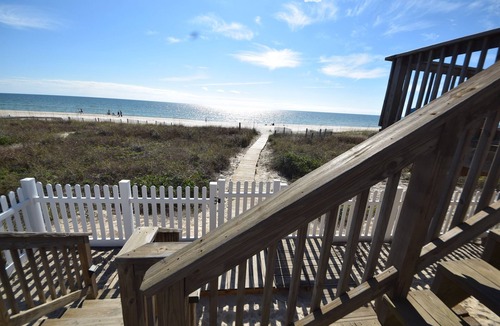 East End House | Beach Front house, Hot Tub, Game Room, Dog friendly, Fenced Yard! Gear credits!