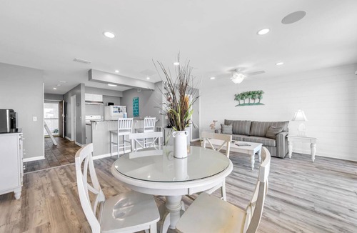 Fort Bay Condo | 🌊Beach Front Views | Ground Floor | Steps to Pool | Latitude 29 #25🌊