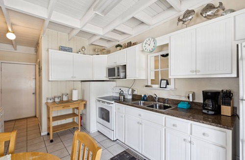 Laguna Beach Cottage | Beach getaway 100 yards from the beach.