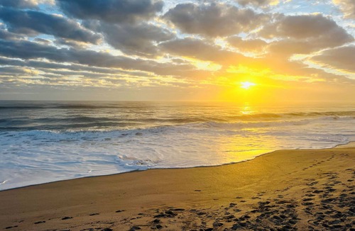 Melbourne Beach Apartment | Beach House: Fisherman's Gem- 1st Floor Full kitchen, King bed and sofa sleeper