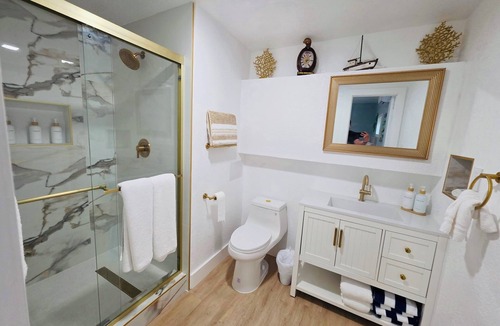 Melbourne Beach Apartment | Beach House: Fisherman's Gem- 1st Floor Full kitchen, King bed and sofa sleeper