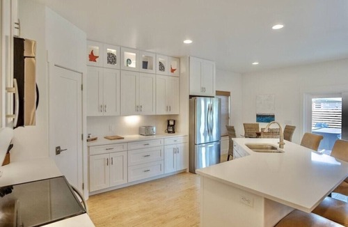 Kiska Beach House | Beach House with Hot Tub - 21yo & UP