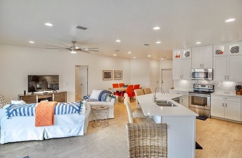Kiska Beach House | Beach House with Hot Tub - 21yo & UP