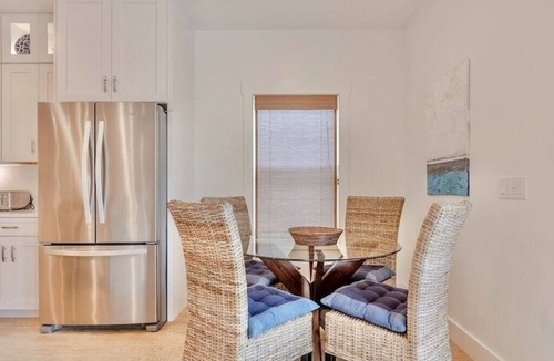 Kiska Beach House | Beach House with Hot Tub - 21yo & UP