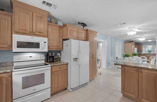 Villa Primera House | Beach Like a Local- Beach House- Private Pool 3/2 - Pet Friendly