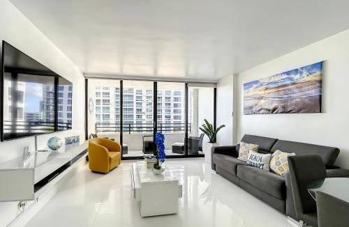 Hollywood South Central Beach Apartment | Beach Paradise a cozy ocean view condo on the beach with free parking