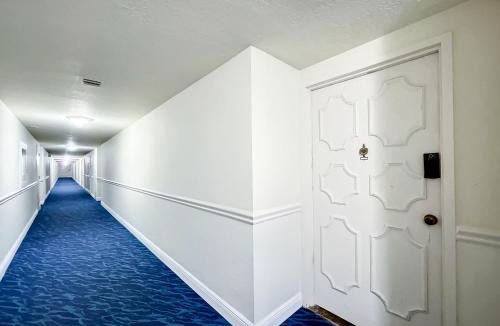 Hollywood South Central Beach Apartment | Beach Paradise a cozy ocean view condo on the beach with free parking