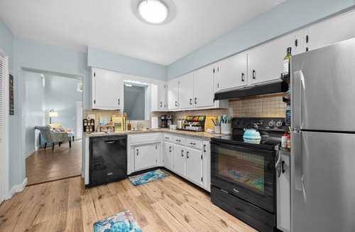 Cocoa Beach Cottage | Beach Retreat | King Bed | Firepit | Walk 2 Beach