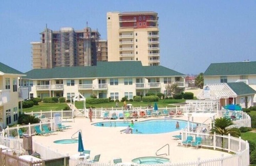 Holiday Isle Condo | Beach service included begins March 1st beachfront 1 bedroom 1 bath sleeps 6
