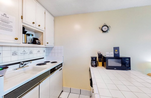 Panama City Beach Apartment | Beachfront Condo with Access to Pool, Gym, & Game Room - Snowbirds Welcome