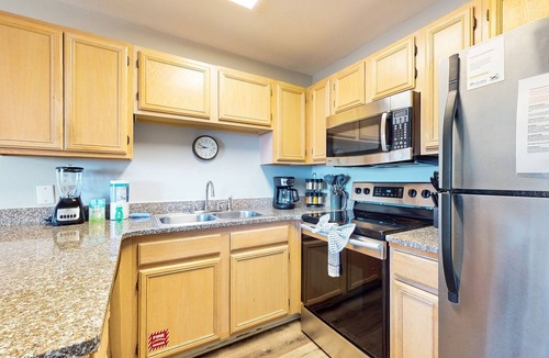 Avalon Beach Estates Condo | Beachfront condo with private balcony, shared pool/hot tub/BBQ