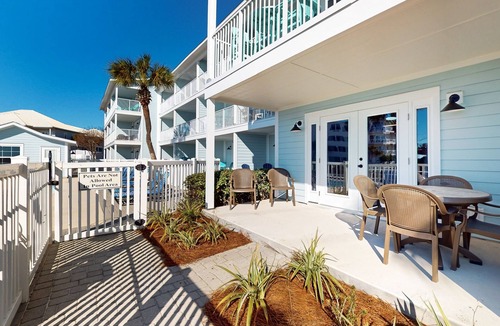 Avalon Beach Estates Condo | Beachfront condo with private balcony, shared pool/hot tub/BBQ
