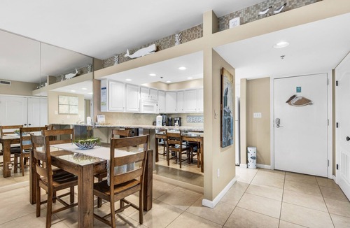 Holiday Isle Condo | 🌊Beachfront Pool~Updated~Walk 2 Beach~Water Taxi~Hot Tub~2BR East Pass 102