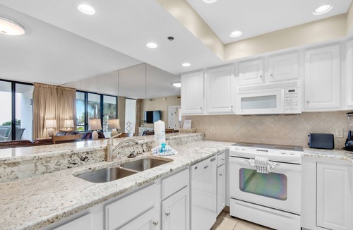 Holiday Isle Condo | 🌊Beachfront Pool~Updated~Walk 2 Beach~Water Taxi~Hot Tub~2BR East Pass 102