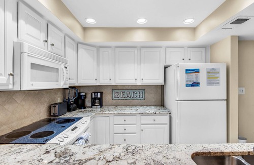 Holiday Isle Condo | 🌊Beachfront Pool~Updated~Walk 2 Beach~Water Taxi~Hot Tub~2BR East Pass 102