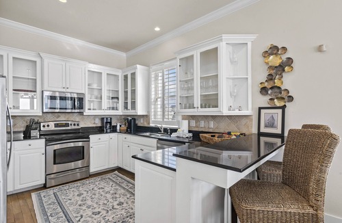 Delos House | Beachfront | Remodeled | Heated Pool l Beach Gear | Fully-Stocked | 10 Beds