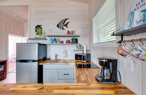 Carrabelle Cottage | Beachfront Retreat w/Dock in Lanark Village!