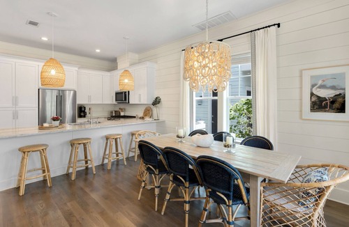 Lakeside at Blue Mountain Beach House | BeachHive – 4 Bikes – Community Pool