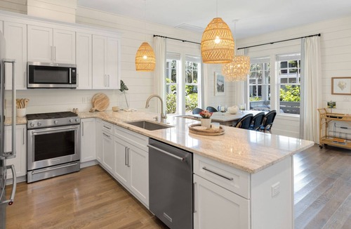Lakeside at Blue Mountain Beach House | BeachHive – 4 Bikes – Community Pool