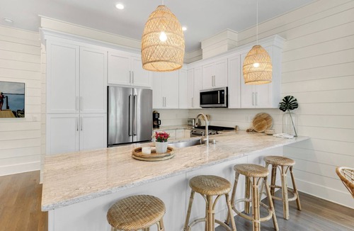 Lakeside at Blue Mountain Beach House | BeachHive – 4 Bikes – Community Pool