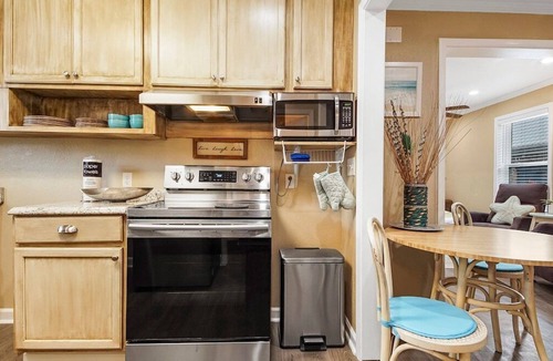 Holiday Beach House | BeachLife Unit B Getaway Sleeps 10