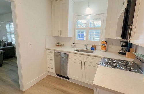 Treasure Island Cottage | Beachside Cottage, 1-Min Walk to Sand, No Road to Cross