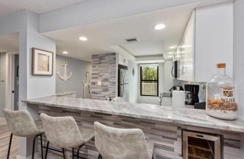 Marco Island Apartment | Beachside living on Marco Island! 2 Bedroom 2 Bath - EASY BEACH ACCESS - 5 STAR!