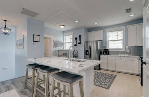 Galveston Cottage | Beachy Keen-New Ocean Side Cottage- Now Pet Friendly! 3BD/3.5 BA. Sleeps 8