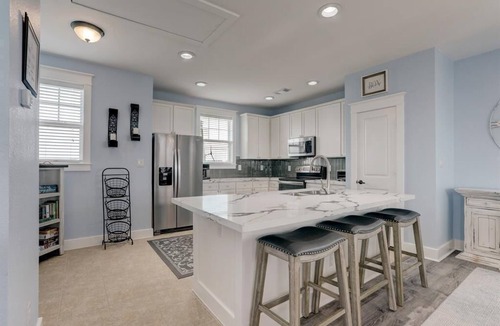 Galveston Cottage | Beachy Keen-New Ocean Side Cottage- Now Pet Friendly! 3BD/3.5 BA. Sleeps 8