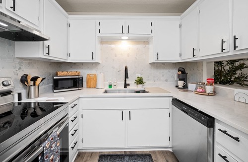 Glen Iris Apartment | Beacon Grove Retreat – Patio Washer/Dryer WiFi