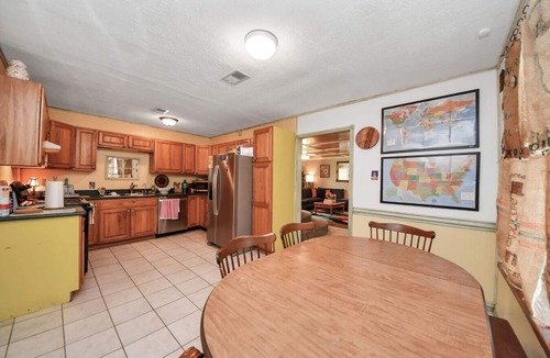 Channelview House | Beatles-Themed Retreat| Unique Stay in Channelview