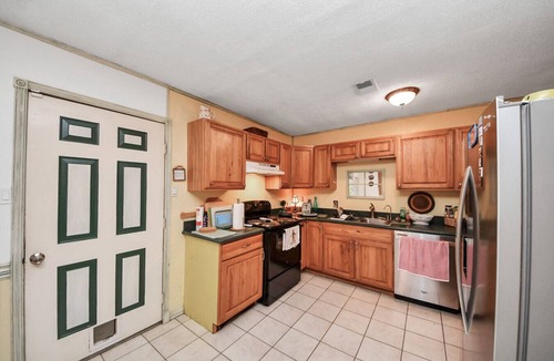 Channelview House | Beatles-Themed Retreat| Unique Stay in Channelview