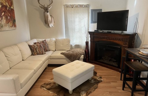 Beaumont House | Beaumont Bungalow 1/1 Furnished/Pet Friendly-Nederland, Port Neches, Port Arthur