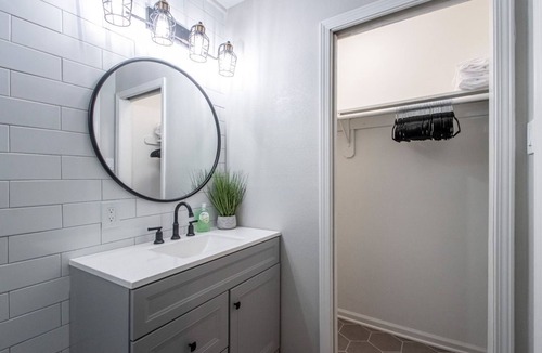 Benton House | Beautiful 1 BD 1Bath Close to Everything Newly Remodeled