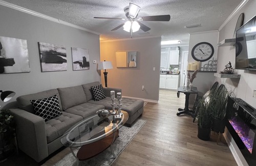 Jackson House | Beautiful 2 BR suite in the center of downtown Jackson.