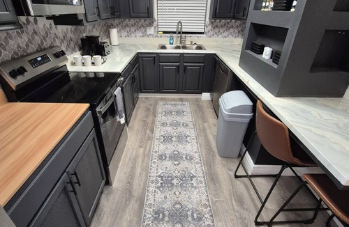 Bayview House | Beautiful and Comfy 4-bedroom 2 bathroom Duplex in St. Petersburg