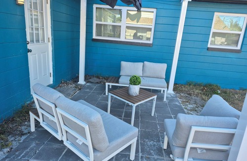Bayview House | Beautiful and Comfy 4-bedroom 2 bathroom Duplex in St. Petersburg
