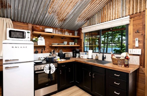 Hemphill Cabin | Beautiful Cabin by the Lake Nestled in Sabine National Forest for a Romantic Retreat in Hemphill, Texas