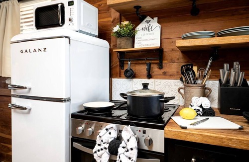 Hemphill Cabin | Beautiful Cabin by the Lake Nestled in Sabine National Forest for a Romantic Retreat in Hemphill, Texas