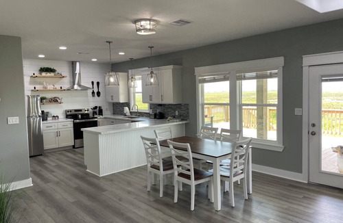 Port Bolivar Cabin | Beautiful Canal front Cabin, Golf Cart Ride to Beach, 2 miles New Rollover Pier