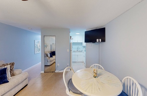 El Centro Beach Apartment | Beautiful condo located on the beach - close to attractions, pool & Hot tub