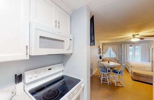 El Centro Beach Apartment | Beautiful condo located on the beach - close to attractions, pool & Hot tub