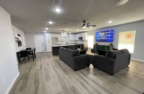 Orange House | Beautiful cozy 4 bedroom home