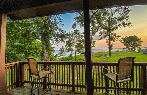 Milam House | Beautiful, cozy cabin with a “Lakehouse” feel.