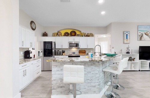 Lakewood Park House | Beautiful Fort Pierce Beachside House — Dog-Friendly, Fenced-In Backyard & Prime Location! 🌴